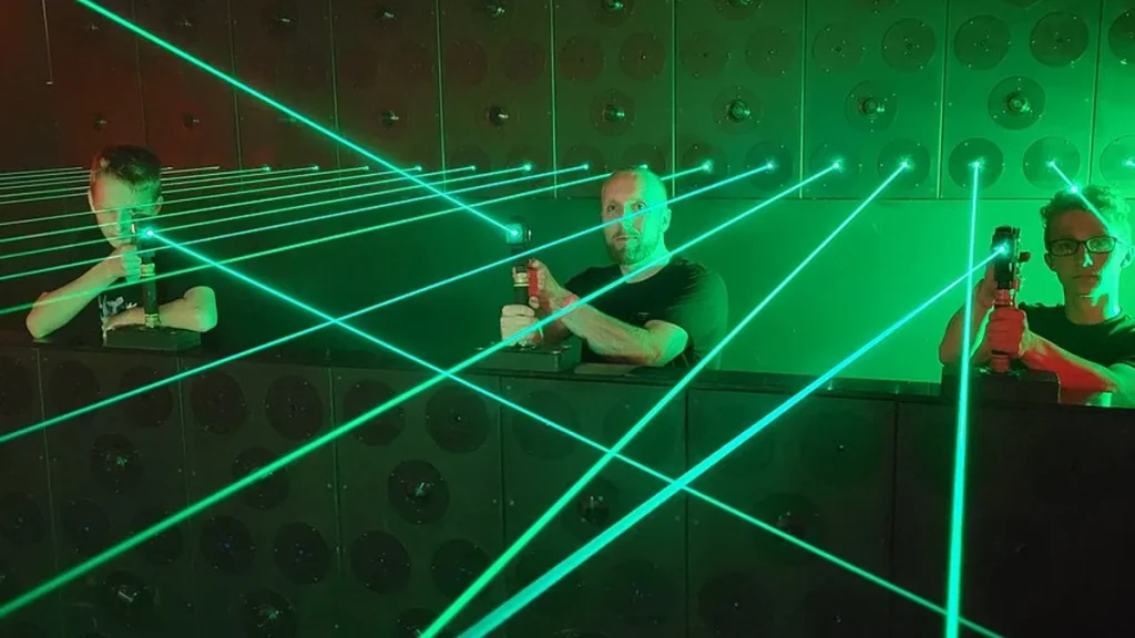 Mega Laser – Interactive Game Room Experience (2025) 2 Mega Laser game room with laser beams and players completing challenges.