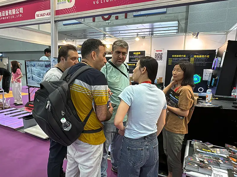 Victor team meeting international buyers at exhibition