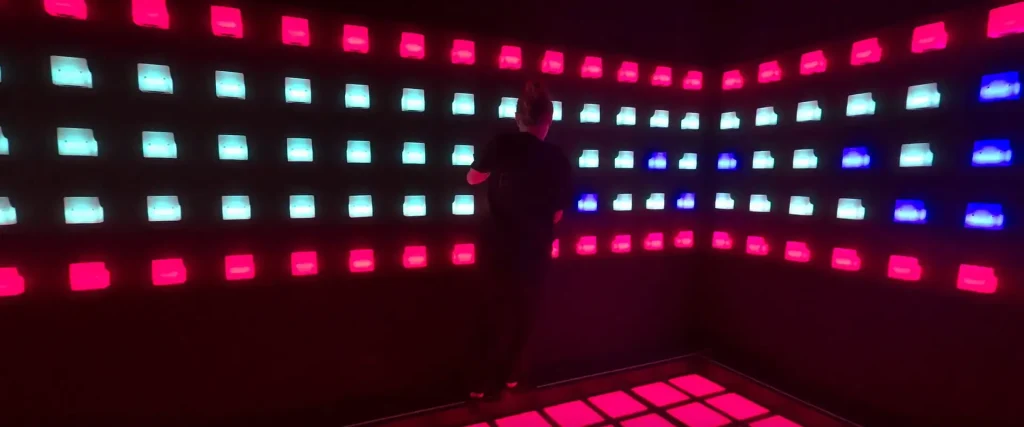 Commercial Interactive Climbing Wall: Complete Guide for FECs and Entertainment Venues (2026) 1 Commercial interactive climbing wall room attraction for family entertainment centers