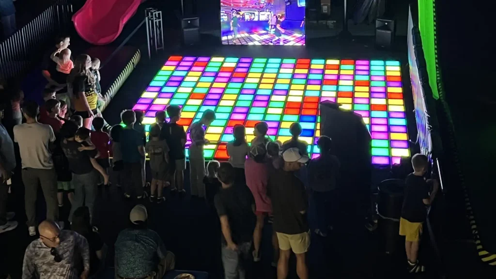 Interactive Game Floor Project Case Study: Planning a 231 m² Commercial Gaming Room in Jordan 3 Spectator and queue space beside an interactive game floor play zone